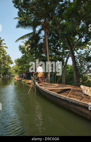 Canal paisible la vie dans les Backwaters du Kerala, Inde Banque D'Images