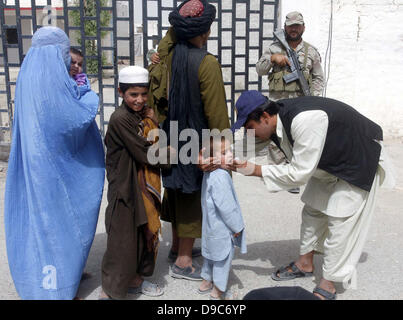 Travailleur de la Santé administre le vaccin contre la poliomyélite chute à un enfant durant la campagne contre la polio à Pak-Afghan frontière près de l'amitié porte dans Chaman le lundi 17 juin, 2013. Banque D'Images