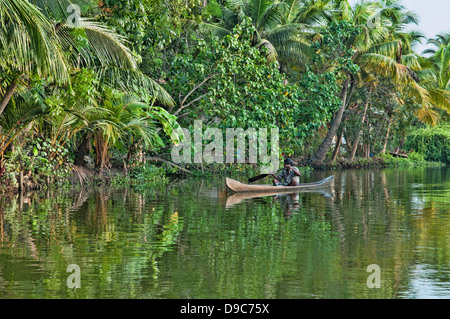 Canal paisible la vie dans les Backwaters du Kerala, Inde Banque D'Images