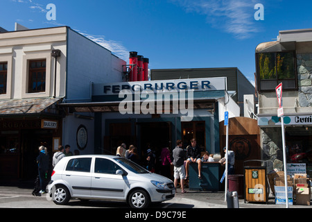 Les clients s'asseoir à l'extérieur du restaurant burger Fergburger, Queenstown, île du Sud, Nouvelle-Zélande Banque D'Images