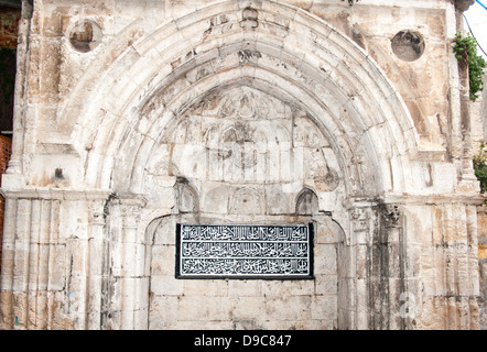 Des détails architecturaux d'une inscription en arabe avec archade en vieille ville de Jérusalem. Banque D'Images