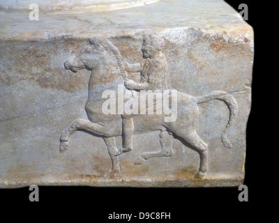 Base d'un dévouement en marbre. On trouve dans l'Agora athénienne. Base d'un dévouement pour les victoires dans le combat de cavalerie maquette concours. Trois côtés de celui-ci ont reliefs représentant un cavalier à cheval vers un trépied. L'inscription sur le quatrième côté fournit le nom des dedicators victorieux et également celle de l'Bryavis sculpteur qui a sculpté le monument. Il aura appuyé un trépied de bronze consacré par les vainqueurs. Milieu du 4e siècle avant J.-C.. Banque D'Images