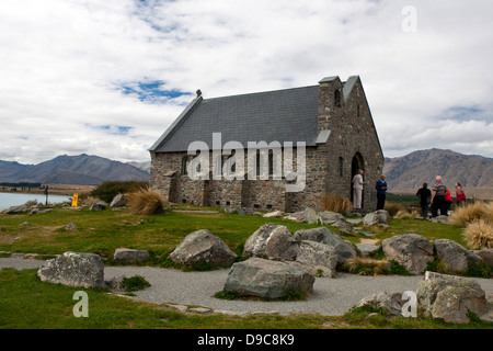 Les gens qui entrent dans l'Église du Bon Pasteur, Lake Tekapo, District de Mackenzie, île du Sud, Nouvelle-Zélande Banque D'Images