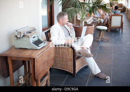 Businessman using laptop Banque D'Images