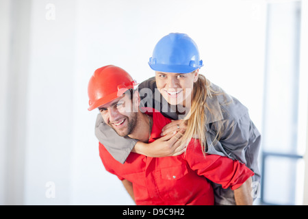 Young couple having fun on construction site Banque D'Images