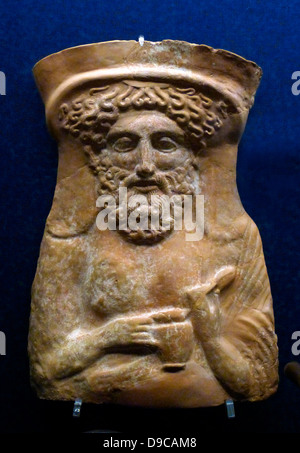 Buste en terre cuite ou du protéome du dieu grec Dionysos 380-360 BC. Le Dieu tient un oeuf et une cruche de vin. Banque D'Images