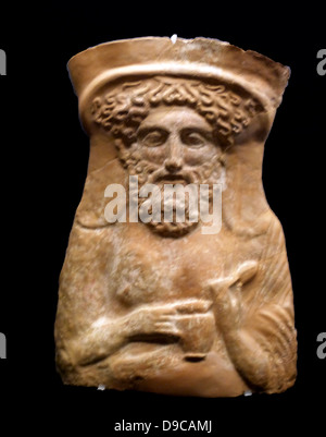 Buste en terre cuite ou du protéome du dieu grec Dionysos 380-360 BC. Le Dieu tient un oeuf et une cruche de vin. Banque D'Images