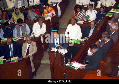 La session de l'Assemblée du Sindh au cours de la présentation du budget provincial pour l'exercice 2013-2014, à Karachi, le lundi 17 juin 2013. Le budget provincial a été présenté par le Ministre principal, Qaim Ali Shah qui crise de l'énergie, la création d'emploi et de l'éducation comme priorités pour le gouvernement. Le budget total est d'une valeur de rs333 milliards de dollars par rapport à l'an dernier de la rs161 milliards de dollars. Vous trouverez ci-dessous la répartition des sommes allouées aux principaux secteurs. Les montants sont arrondis aux milliards de dollars. Banque D'Images