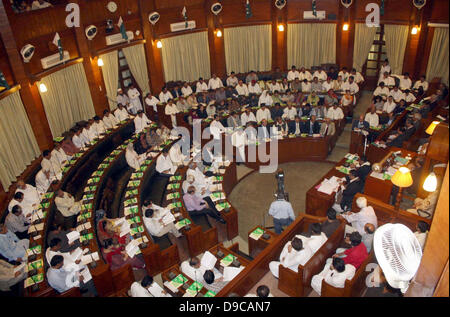 La session de l'Assemblée du Sindh au cours de la présentation du budget provincial pour l'exercice 2013-2014, à Karachi, le lundi 17 juin 2013. Le budget provincial a été présenté par le Ministre principal, Qaim Ali Shah qui crise de l'énergie, la création d'emploi et de l'éducation comme priorités pour le gouvernement. Le budget total est d'une valeur de rs333 milliards de dollars par rapport à l'an dernier de la rs161 milliards de dollars. Vous trouverez ci-dessous la répartition des sommes allouées aux principaux secteurs. Les montants sont arrondis aux milliards de dollars. Banque D'Images