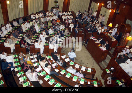 La session de l'Assemblée du Sindh au cours de la présentation du budget provincial pour l'exercice 2013-2014, à Karachi, le lundi 17 juin 2013. Le budget provincial a été présenté par le Ministre principal, Qaim Ali Shah qui crise de l'énergie, la création d'emploi et de l'éducation comme priorités pour le gouvernement. Le budget total est d'une valeur de rs333 milliards de dollars par rapport à l'an dernier de la rs161 milliards de dollars. Vous trouverez ci-dessous la répartition des sommes allouées aux principaux secteurs. Les montants sont arrondis aux milliards de dollars. Banque D'Images