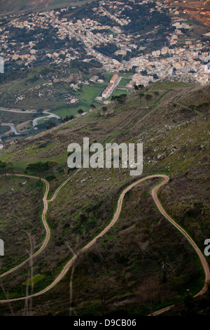 La vallée menant jusqu'à la ville d'Erice, Sicile. Banque D'Images