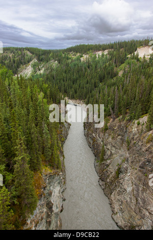 Kuskulana Kuskulana vu de la rivière Bridge, c 1910, construit par le cuivre et la rivière Northwest Railroad pour accéder à la Kennecott mines Banque D'Images