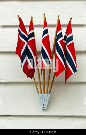 Drapeaux norvégien sur l'affichage sur clapboarded en chambre côté Strandgate à Vieux Stavanger Banque D'Images