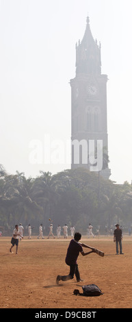 Les garçons à jouer au cricket à l'Oval Maidan à Mumbai, Inde Banque D'Images