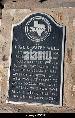 Vieux PUITS PUBLIC Un début de jour oasis pour les voyageurs et les troupeaux de bétail. Vers 1887 par l'équipage ont creusé des capacités Fort Worth et Rio Grande Railroad. Au premier puits artésien, une perte de puissance quand même a été creusé à proximité pour alimenter les locomotives. Les résidents locaux, qui disposent maintenant d'un puits privé, utilisent encore ce même en cas d'urgence. (1971) Restauration de 1965 par Bluff Dale Étude et Garden Club Banque D'Images