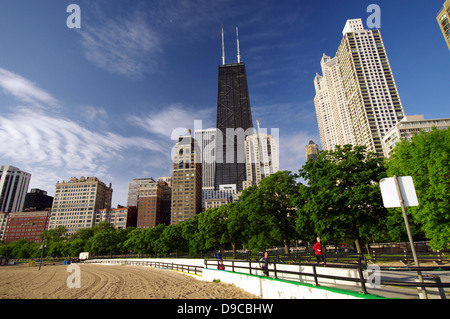 Oak Street Beach et le Chicago Lakefront Trail avec John Hancock Center dans l'arrière-plan - Chicago, États-Unis Banque D'Images