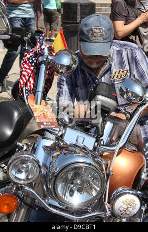 Rome, Italie. 16 juin 2013 les passionnés de Harley Davidson convergent sur la Place Saint Pierre, Vatican pour un Bénédiction Papale pendant la messe du dimanche à Rome Italie pour HD110Th anniversaire célébration européenne Banque D'Images