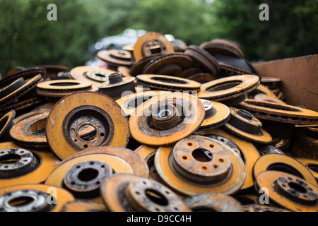 Une pile de disques de frein rouillée dans un parc à ferrailles Banque D'Images