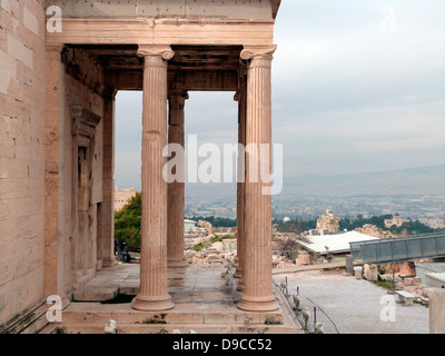 Le erechteon Temple sur l'Acropole à Athènes, restauré entre 1979 et 1987, dédié à Athéna, Poséidon, Erectheus et autres divinités chthoniennes de l'Attique. 421-406 BC. Banque D'Images