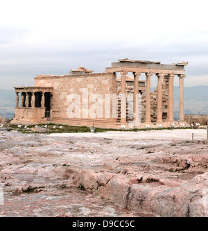 Le erechteon Temple sur l'Acropole à Athènes, restauré entre 1979 et 1987, dédié à Athéna, Poséidon, Erectheus et autres divinités chthoniennes de l'Attique. 421-406 BC. Banque D'Images