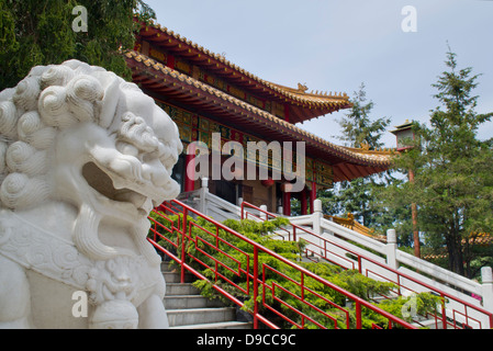 Un lion statue devant le Gracieux Hall du Temple Bouddhiste International de Richmond, BC, Canada. Banque D'Images