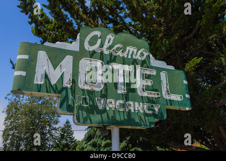 Un style ancien, vert et blanc, Neon Sign advertising l'Alamo Motel à Los Alamos, California, USA. Banque D'Images