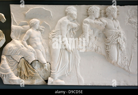 Dans la partie gauche de la scène, tenant un trident de Poséidon et Apollon tenant une branche de laurier de l'autre. à côté d'eux s'asseoir deux divinités, Artémis et Aphrodite. Frise du Parthénon Athènes Banque D'Images