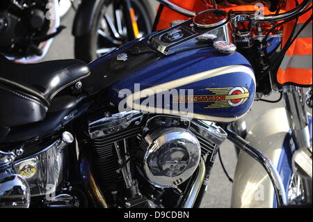 Les passionnés de moto Harley Davidson rouleau dans Rome. Le grondement bas de quelque 35 000 Harley Davidson prend le pas sur le buzz de scooters et voitures dans les rues entourant le Vatican, et le dimanche il sera même présent à st. Peter's square. Banque D'Images