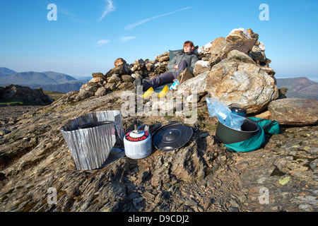 Camping des randonneurs sur le sommet d'un Robinson dans le Lake District. Banque D'Images