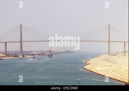 US Navy porte-avions USS Dwight D. Eisenhower s'approche du pont de l'amitié pendant la traversée du Canal de Suez, 13 juin 2013 à El Qantara, Égypte. Banque D'Images