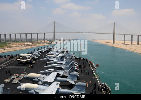 US Navy porte-avions USS Dwight D. Eisenhower s'approche du pont de l'amitié pendant la traversée du Canal de Suez, 13 juin 2013 à El Qantara, Égypte. Banque D'Images