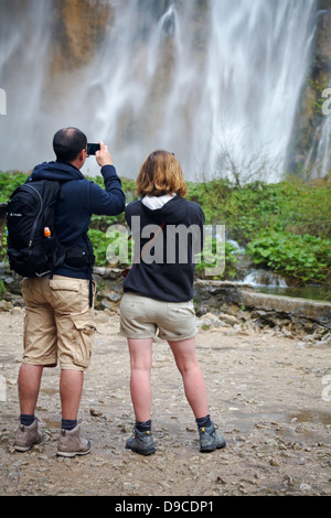 Cascades et lacs du parc national lacs de Plitvice, un site du patrimoine mondial de l'UNESCO, à la Croatie en mai - les touristes prennent une photo Banque D'Images