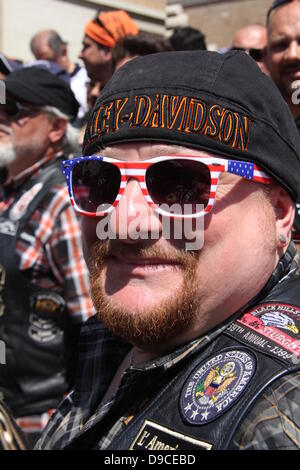 Rome, Italie. 16 juin 2013 les passionnés de Harley Davidson convergent sur la Place Saint Pierre, Vatican pour un Bénédiction Papale pendant la messe du dimanche à Rome Italie pour HD110Th anniversaire célébration européenne Banque D'Images