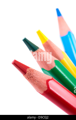 Quatre crayons de couleur, rouge, vert, jaune et cyan, close-up shot, isolé sur fond blanc Banque D'Images