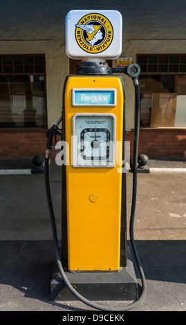 Le 6 juin 2013. Devon, Angleterre. Ancien vintage, pompes à essence, pompes à essence, dans un garage, station-service, dans le Devon, en Angleterre. Banque D'Images