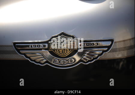 Logo célébrant le centenaire de la naissance de Harley Davidson est vu sur une moto à la place Saint Pierre, à Rome. Banque D'Images