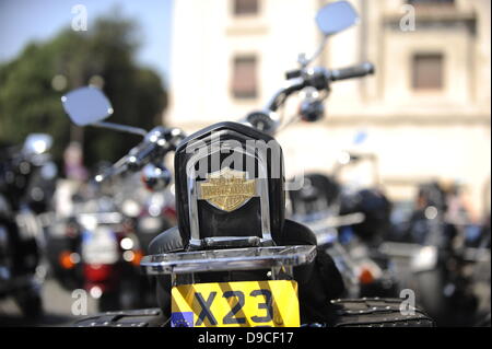 Les amateurs de Harley-Davidson Rouleau dans Rome. Le grondement bas de quelque 35 000 Harley Davidson prend le pas sur le buzz de scooters et voitures dans les rues entourant le Vatican, et le dimanche il sera même présent dans la place Saint Pierre. Banque D'Images