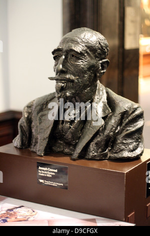 Joseph Conrad buste en bronze par Sir Jacob Epstein en 1924. Joseph Conrad (1857 - 1924) est un auteur qui a écrit en anglais. Sir Jacob Epstein KBE (10 novembre 1880 - 19 août 1959) était un sculpteur britannique Banque D'Images