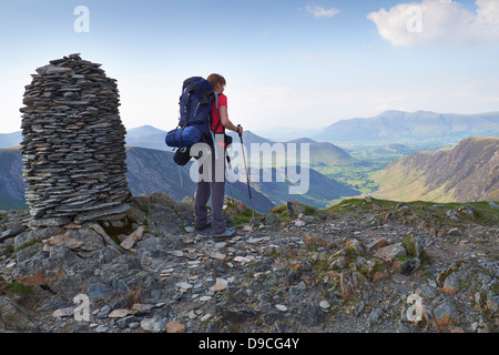 Un randonneur avec un grand sac à dos sur le sommet de la Dale Head, Buttermere Fells dans le Lake District. Banque D'Images