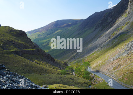 Regardant vers le bas dans la Lande, Col Honister Lake District. Banque D'Images