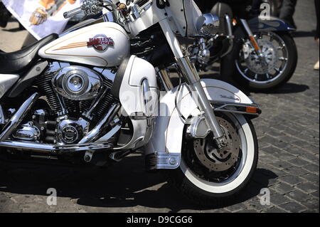 Les amateurs de motos Harley Davidson rouleau dans Rome. Le grondement bas de quelque 35 000 Harley Davidson prend le pas sur le buzz de scooters et voitures dans les rues entourant le Vatican, et le dimanche il sera même présent à st. Peter's square. Banque D'Images