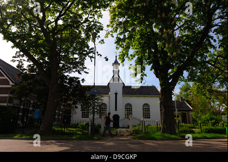 L'église réformée néerlandaise , construit en 1687, dans le village de Kats. Zélande, Pays-Bas. Banque D'Images