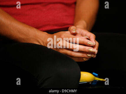 Eastbourne, Royaume-Uni. 17 Juin, 2013. Les mains et les ongles de Heather Watson (GBR) après sa défaite de Varvara Lepchenko(USA) au tournoi international AEGON à Devonshire Park Banque D'Images