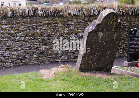 Sur la photo est une tombe du cimetière de Monasterboice. Banque D'Images