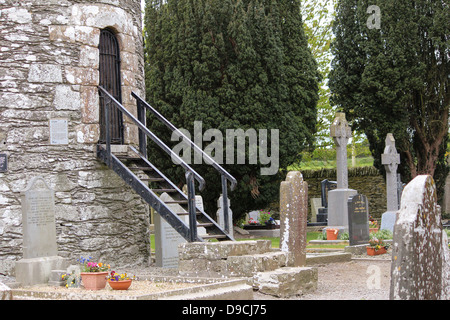 En photo un sentier de la Tour Ronde, Monasterboice, Drogheda, Co. de Louth, en Irlande. Banque D'Images