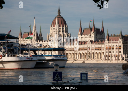 Le bâtiment du parlement hongrois - Országház - avec des hautes eaux lors de l'inondation de Budapest, Hongrie Banque D'Images