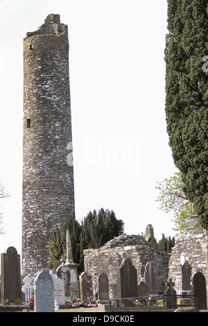 Sur la photo est la tour ronde de Monasterboice, Drogheda, Co. de Louth, en Irlande. Banque D'Images