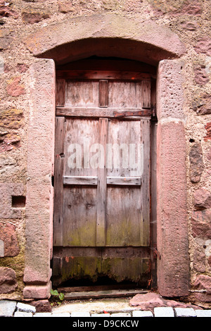 Vieille porte en bois d'une maison à Riquewihr Banque D'Images