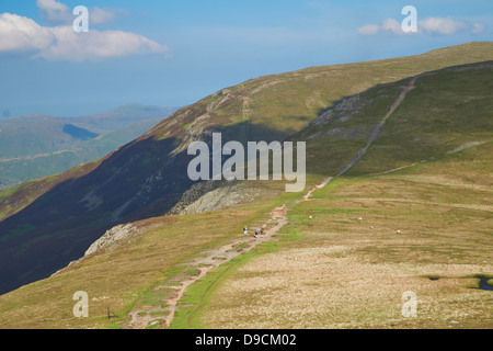 Les Randonneurs marchant le long d'un bord Littledale entre tête et Dale Robinson, Buttermere est tombé dans le Lake District Banque D'Images