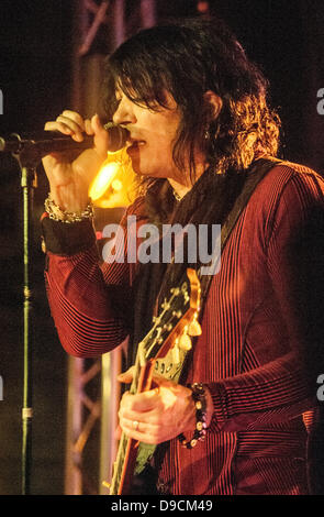 Chanteur et auteur-compositeur Tom Keifer, qui a également fait face à la Cendrillon rock band, il se produit à la maisonnette en salon de l'ours à Chicago, Illinois le 14 juin 2013. Banque D'Images